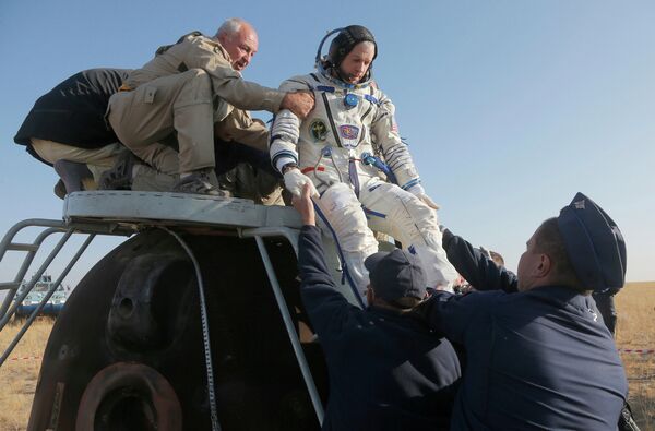Астронавт НАСА Стивен Свонсон после посадки спускаемого аппарата корабля ТМА-12М