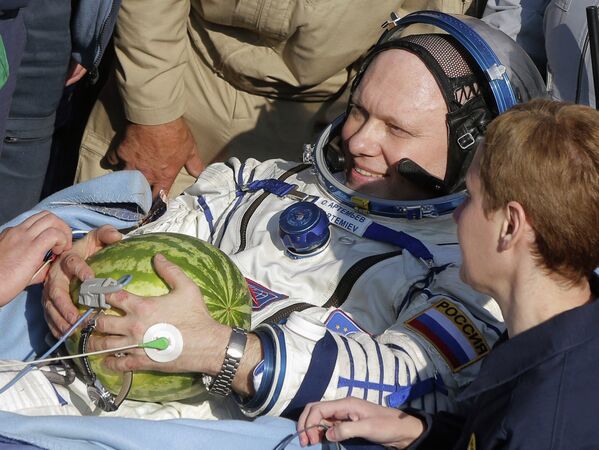 Российский космонавт Олег Артемьев после приземления спускаемого аппарата корабля Союз ТМА-12М