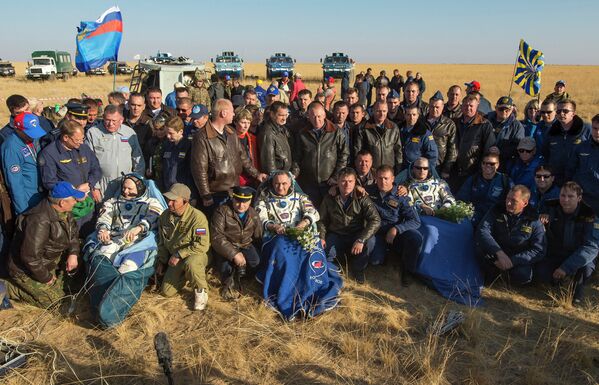 Члены 40 экспедиции на МКС после приземления с членами спасательного отряда