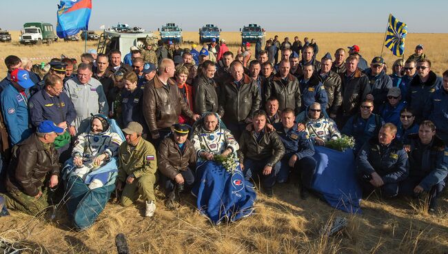 Члены 40 экспедиции на МКС после приземления с членами спасательного отряда