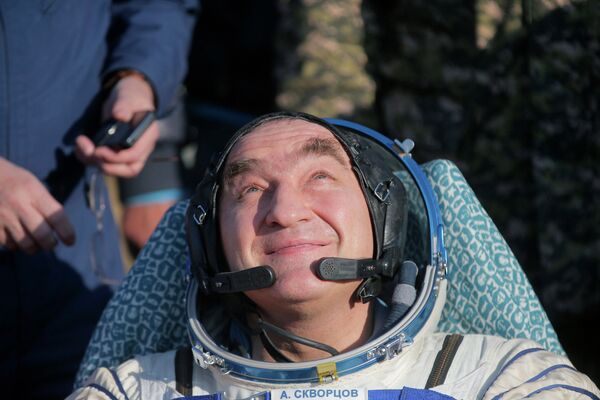 Российский космонавт Александр Скворцов после приземления