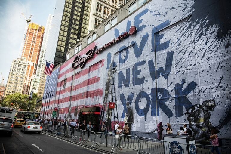 Картина We love New York художника Mr. Brainwash на стене торгового центра Century 21