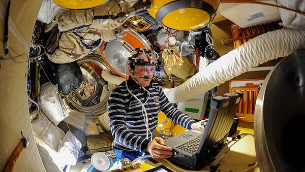 Космонавт во время проведения эксперимента. Архивное фото