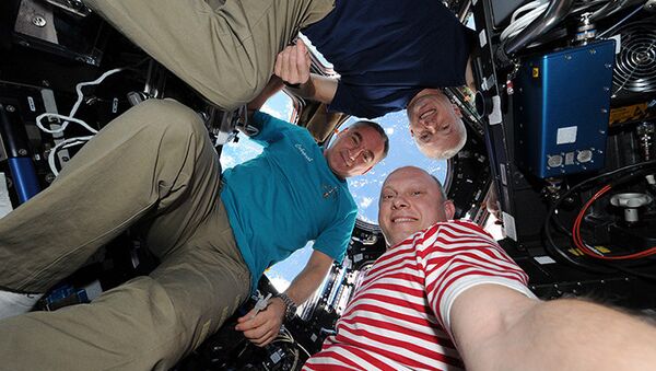 Космическое селфи от космонавтов Олега Артемьева, Александра Скворцова и Стивена Свонсона. Архивное фото