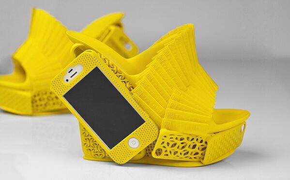 Обувь напечатанная на 3D принтере с местом для iPhone