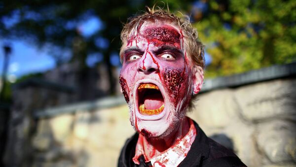 Мужчина в костюме зомби во время фотосессии для парка Filmpark Babelsberg