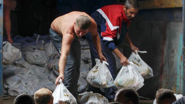 Раздача гуманитарной помощи жителям Мариуполя