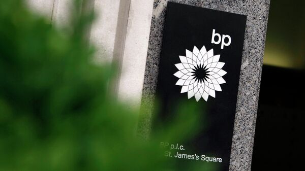 Вывеска у штаб-квартиры BP в Лондоне, архивное фото
