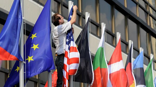 Флаги стран, входящих в ЕС, и флаг США. Архивное фото