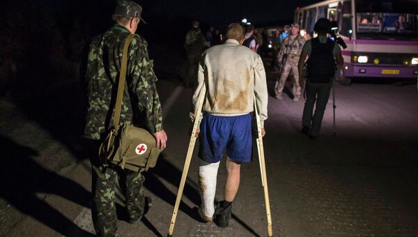 Украинский военный во время обмена пленными между ополченцами и силовиками, 12 сентября, 2014