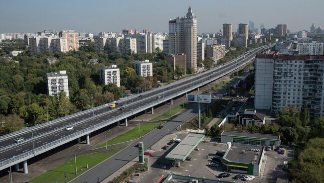 Автомобильное движение по эстакаде на Можайском шоссе. Архивное фото