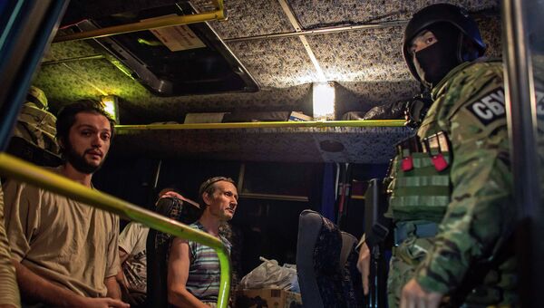 Ополченец во время обмена пленными между ополченцами и силовиками, 12 сентября, 2014