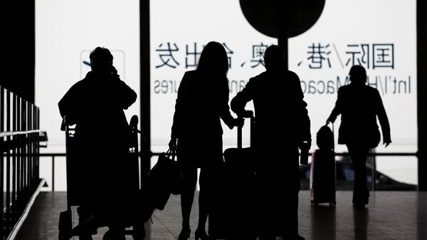 Пассажиры с багажом в международном аэропорту Пекина Шоуду, Китай