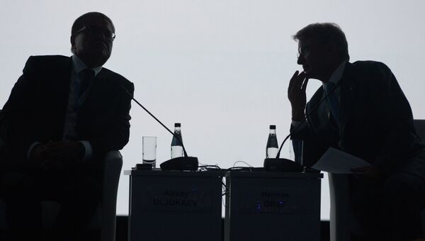 Президент, председатель правления Сбербанка России Герман Греф и министр экономического развития РФ Алексей Улюкаев. Архивное фото