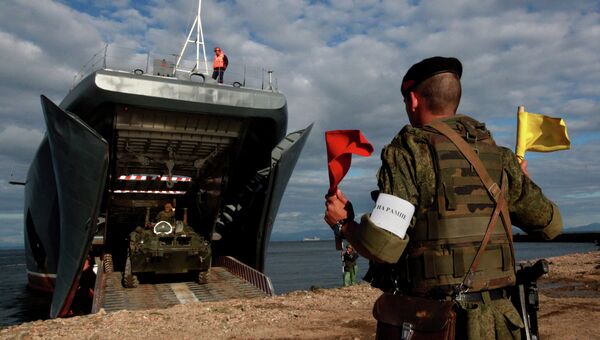 Бронетраспортер во время погрузки на большой десантный корабль Пересвет. Архивное фото