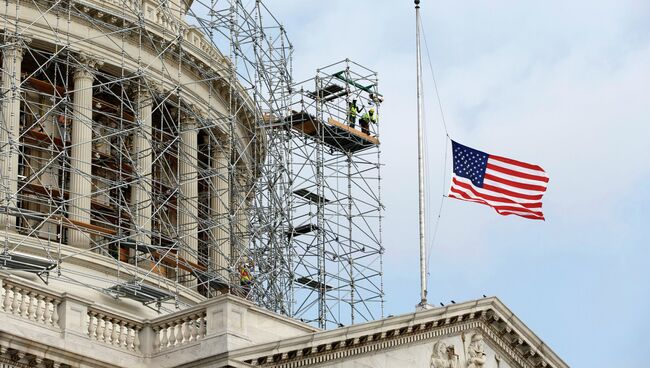 Американский флаг на здании Капитолия. Вашингтон, США. архивное фото