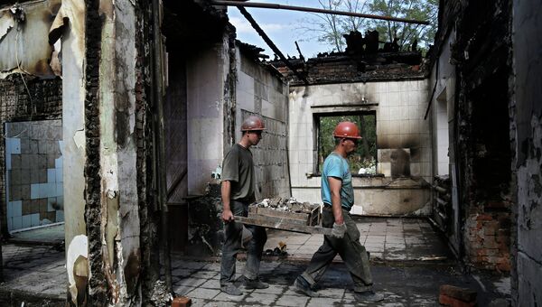 Рабочие ведут работы по восстановлению Донецка. Архивное фото.