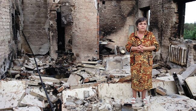 Жительница города Ясиноватая на руинах своей квартиры. Архивное фото