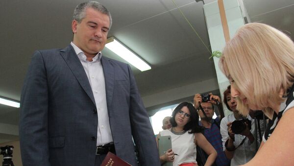 Исполняющий обязанности главы Республики Крым Сергей Аксенов во время голосования на избирательном участке в школе №10 в Симферополе