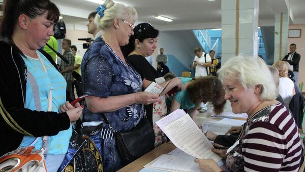 Жители Симферополя получают бюллетени для голосования на выборах. Архивное фото
