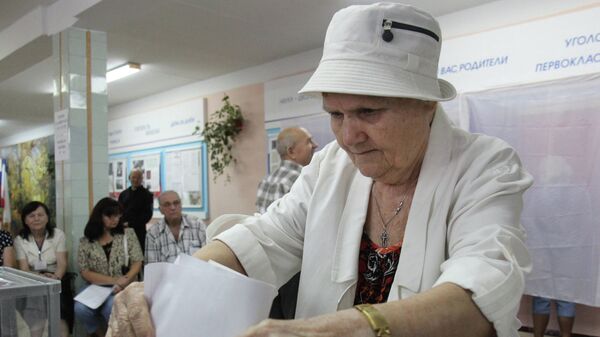 Жительница Симферополя голосует на выборах