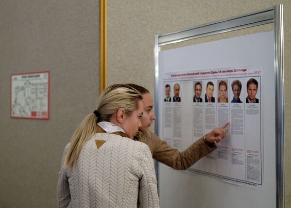 Жительницы Москвы изучают биографии кандидатов на выборах в Московскую Городскую Думу