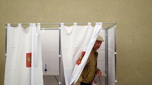 Житель Москвы голосует на выборах в Московскую Городскую Думу