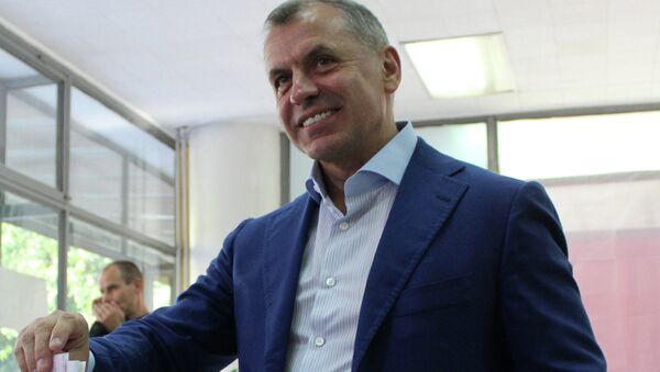 Председатель Государственного совета Крыма Владимир Константинов во время голосования