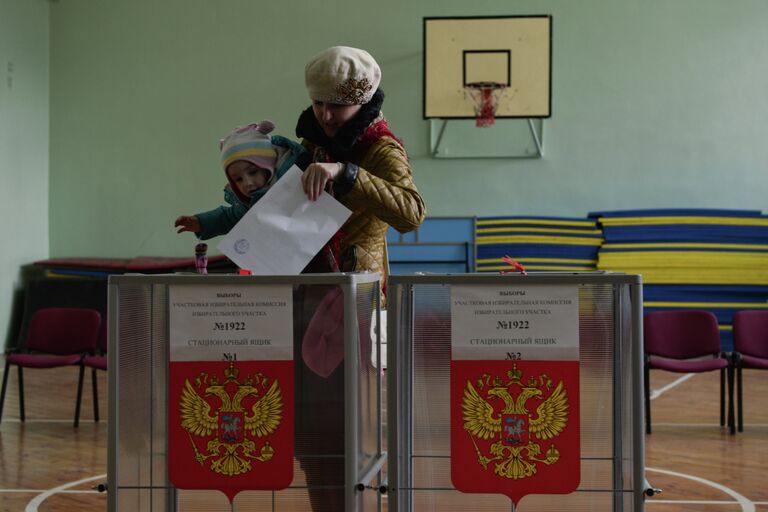 Жительница Новосибирска участвует в выборах губернатора Новосибирской области в единый день голосования