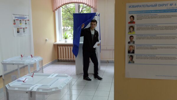 Житель Москвы голосует на выборах в Московскую Городскую Думу. Архивное фото