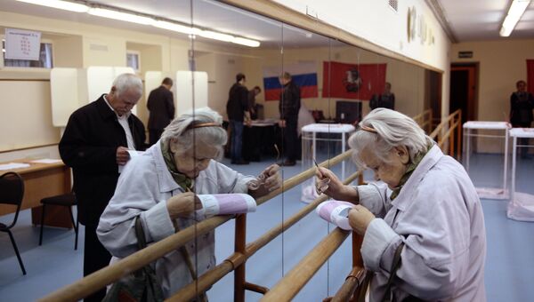 Жительница Москвы голосует на выборах в Московскую Городскую Думу