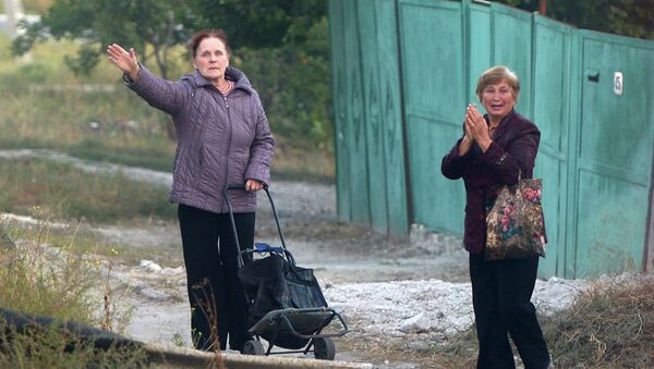 Жители Луганска приветствуют колонну российского конвоя МЧС РФ с гуманитарной помощью