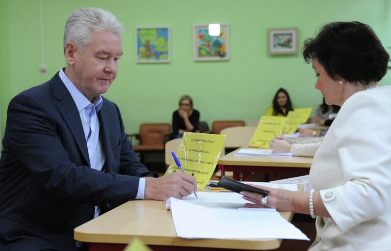 Мэр Москвы Сергей Собянин голосует на выборах в Московскую Городскую Думу