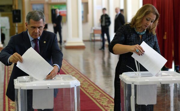 Президент Республики Татарстан Рустам Минниханов с супругой Гульсиной голосуют на одном из избирательных участков Казани