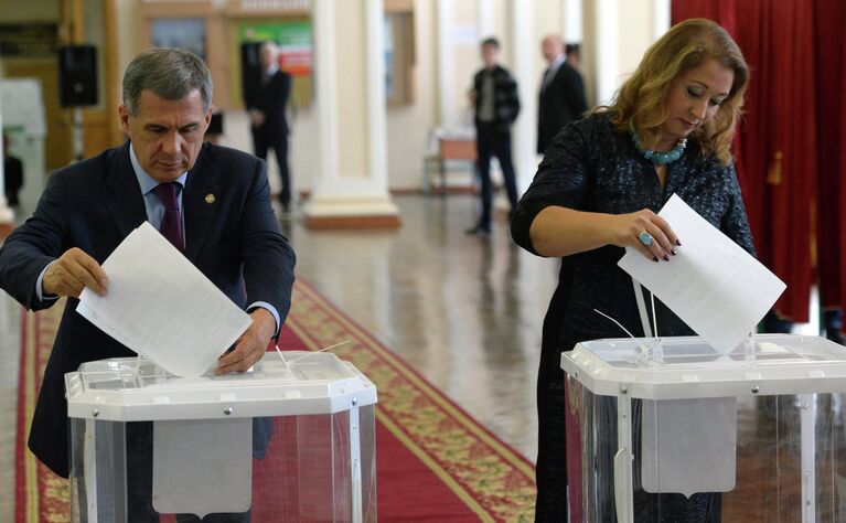Президент Республики Татарстан Рустам Минниханов с супругой Гульсиной голосуют на одном из избирательных участков Казани