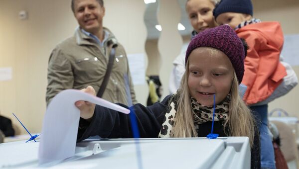 Жители участвуют в выборах губернатора Санкт-Петербурга. Архивное фото