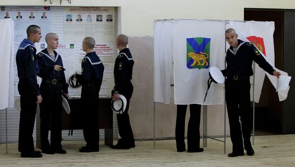 Курсанты голосуют на выборах губернатора Приморского края во Владивостоке