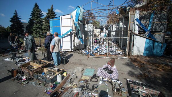 Ситуация в Луганске и Луганской области. Местные жители на стихийном рынке