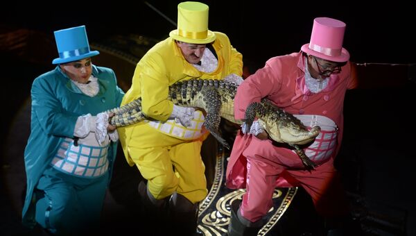 Участники клоунского трио Три Толсятка выступают в гала-шоу фестиваля циркового искусства Идол-2014