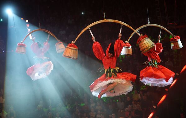 Воздушные гимнастки выступают в гала-шоу фестиваля циркового искусства Идол-2014