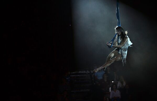 Воздушная гимнастка на ремнях Вероника Тесленко выступает в гала-шоу фестиваля циркового искусства Идол-2014