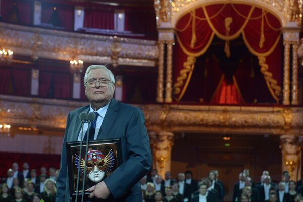 Актер Олег Басилашвили с наградой За выдающийся вклад в развитие театрального искусства