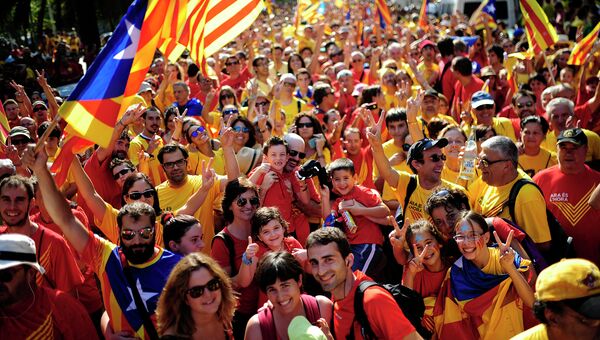 Люди во время демонстрации, призывающей к независимости Каталонии. Барселона, Испания, 2014