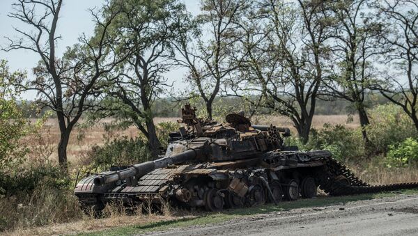 Уничтоженный танк на окраине Луганска. Архивное фото