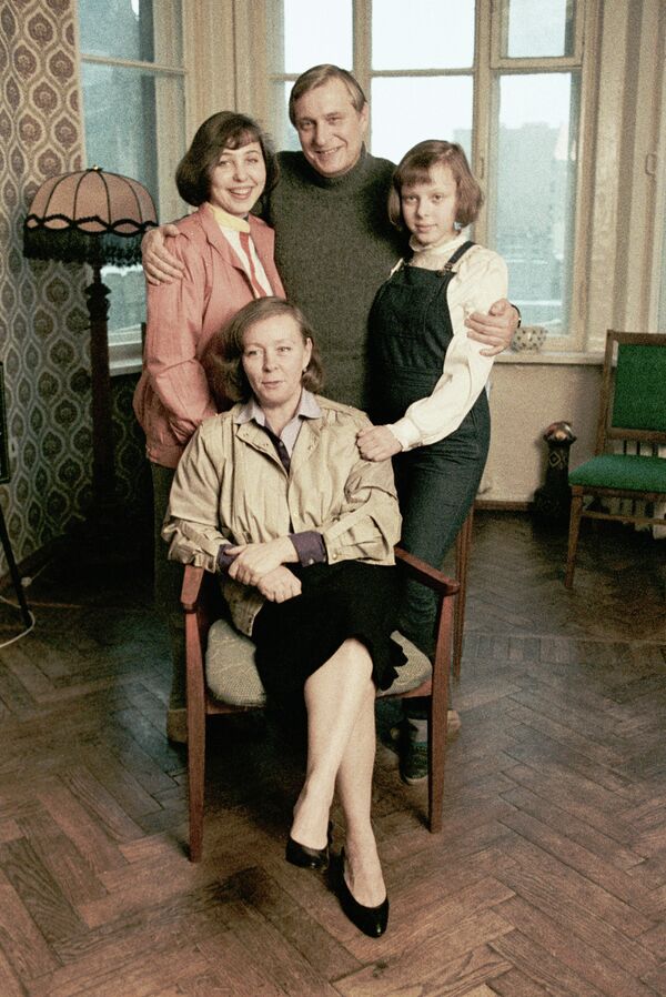 Актер Олег Басилашвили с женой Галиной и дочерьми Ольгой и Ксюшей