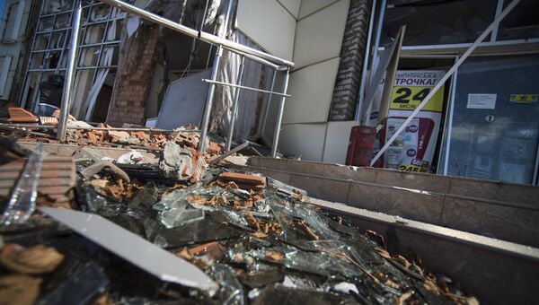 Торговый центр, разрушенный в результате артиллерийского обстрела в Луганске. Архивное фото