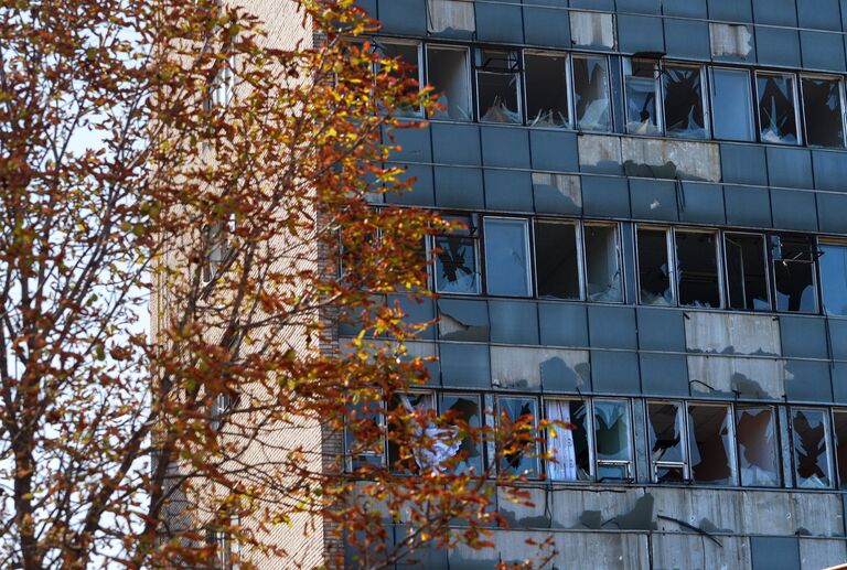 Здание в центре Луганска, поврежденное артиллерийским обстрелом