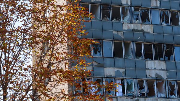 Здание в центре Луганска, поврежденное артиллерийским обстрелом. Архивное фото