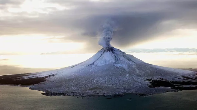 Извержение вулкана на Аляске. Архивное фото