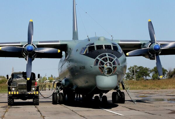 Транспортный самолет АН-12БК заправляется перед вылетом